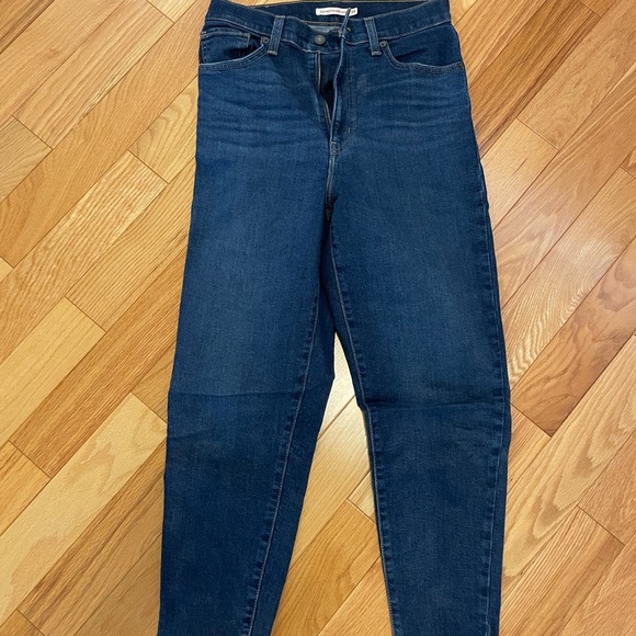 Levi’s high waisted mom jeans (waist 28, length 27) - Picture 3 of 4